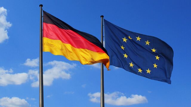 Europäische und Deutsche Flagge vor blauem Himmel