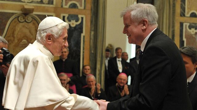 Ministerpräsident Horst Seehofer gratuliert Papst Benedikt XVI. stellvertretend für alle Menschen in Bayern.