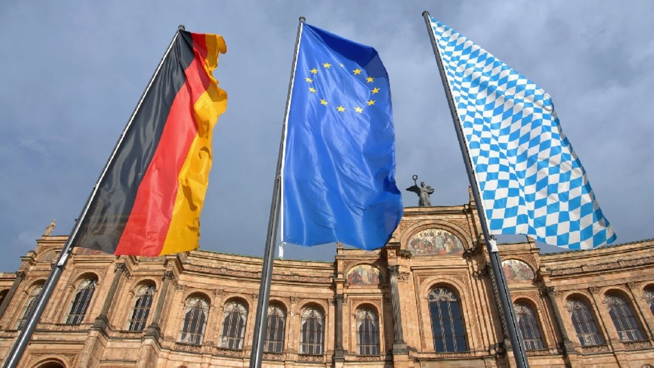 Bayerischer Landtag mit Deutschland-, Europa- und Bayernflagge