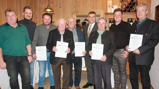 Neujahrsempfang 2023 Foto: Eva-Maria Roßmann, v.l. Walter Geier, Markus Würtele, Englbert Ostermeier, Anton Neumaier sen., Gerold Kronthaler sen, Dr. Florian Herrmann, Alois Schinagl sen., Thomas Roßmann, Georg Gschlößl
