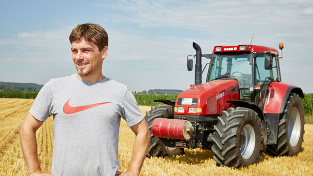 Landwirt mit Traktor Landwirt mit Traktor