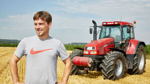Landwirt mit Traktor Landwirt mit Traktor