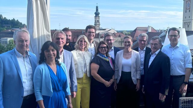 Auf der Terasse bei der Erl Immobiliengruppe v.l. Helmut Plenk, Petra Schwankl, Prof. Dr. Horst Kunhardt, Alois Erl jun., Renate Wasmeier, Paul Linsmaier, Dr. Ila Schnabel, Stefan Zitzelsberger, Judith Gerlach, Bernd Sibler, Bartholomäus Kalb, Dr. Christian Moser
