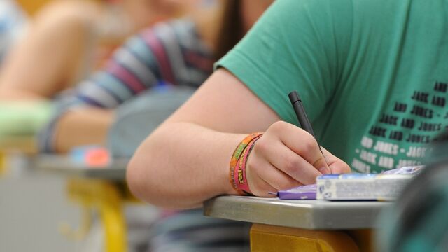 Abschlussprüfungen_02 Schüler schreiben ihre Abschlussprüfungen.