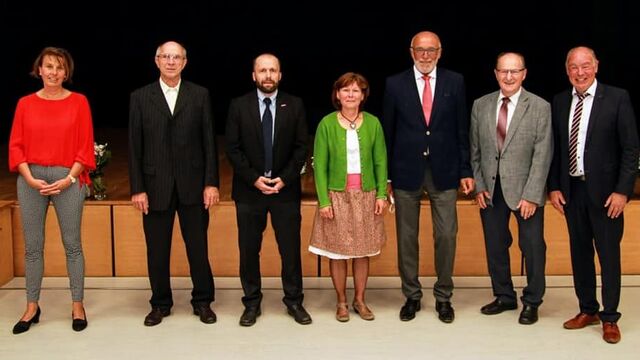 CSU verabschiedet Ihre hochverdienten, engagierter Gemeinderäte: Ab 2.v.l.: Hans Graf, Sepp Vogl, Karola Hirsch und Alois Schwanzl. Mit im Bild: Birgit Singer-Grimm (l.), Hubert Blödt (2.v.r.) und Bgm. Roland Strehl (r.)