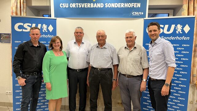 Foto: Franz Walch Im Bild (von links): Andreas Neubert, Rosa Behon, Heribert Neckermann, Robert Dürr, Heinz Gessner, Björn Jungbauer