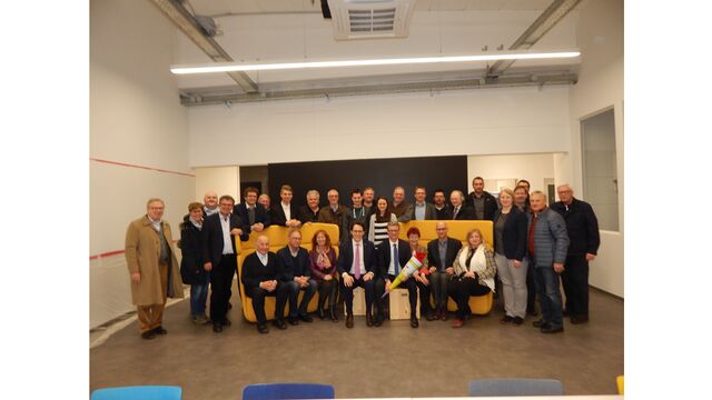 Gemeinsames Gruppenfoto der Besucher im Gründerzentrum mit Oberbürgermeister Dr. Christian Moser und dem neuen Staatsminister für Bildung und Kultus Bernd Sibler Gemeinsames Gruppenfoto der Besucher im Gründerzentrum mit Oberbürgermeister Dr. Christian Moser und dem neuen Staatsminister für Bildung und Kultus Bernd Sibler