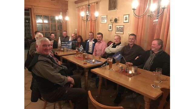 2017-03-01 Aschermittwoch In geselliger Runde tauschten sich die CSU-Mitglieder und Gäste aus: Josef Eder, Josef Freudenstein, Manfred Fischer, Siegfried Raithel, Roland Endl, Roland Kufner, Jürgen Roith, Anton Roßberger, Dr. Irina Raithel, 1.Vorsitzender Harald Troiber, Paul Freudenstein, Werner Steinke, Robert Jakob und Lorenz Bachinger.