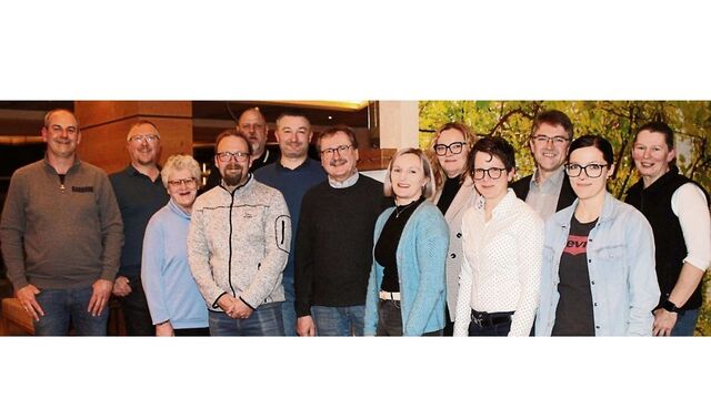 Neugewählte Vorstandschaft mit Bürgermeister Michael Multerer (3. v.r.) und der CSU-Kreisrätin, Barbara Dankerl (5. v.r.)