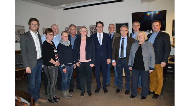 Dr. Christian Moser einstimmig zum Ortsvorsitzenden wiedergewählt v.l. Paul Linsmaier (stellv. Ortsvorsitzender), Gertraud Schwankl (Beisitzerin), Florian Roßmeisl (stellv. Ortsvorsitzender), Beatrix Götzer (Beisitzerin), Edgar Sauerer (Schatzmeister), Kristin Bauer (Beisitzerin), Dr. Christian Moser (Ortsvorsitzender), Thomas Bielmeier (Beisitzer), Hermann Peter (Beisitzer), Mathias Bauer (Beisitzer), Margret Tuchen (Bezirksrätin), Christian Aumeier (Beisitzer)