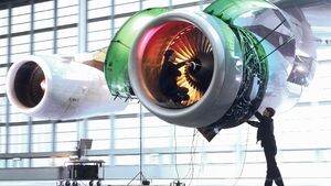 Arbeit - Arbeiter in einer Flugzeug-Turbine Arbeit - Arbeiter in einer Flugzeug-Turbine