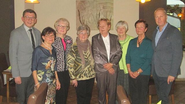 Für Treue zur Frauen-Union dankten Bürgermeister Armin Warmuth und Vorsitzende Annemarie Binder (links) sowie CSU-Ortsvorsitzender Detlef Heim (rechts). Elisabeth Wende, Waltraud Schlereth, Hildegard Hoffmann, Hiltrud Lehmann und Elke Herzer (von links). Foto: Winfried Ehling