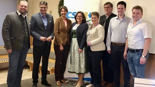 Engere Vorstandschaft Gruppenfoto der engeren Vorstandschaft des CSU-Kreisverbands Mühldorf. Neun Personen stehen nebeneinander und blicken in die Kamera. Von links nach rechts: Sascha Schnürer (MdL), Max Heimerl, Susanne König, Petra Jackl, Theresia Mayerhofer, Stefan Lasner, Max Bauer, Julian Sieber. Das Bild wurde von Heinz Fray aufgenommen.