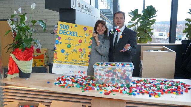 Kleiner Deckel, große Wirkung: Landkreis-Mitarbeiter sammeln Plastikdeckel für guten Zweck 