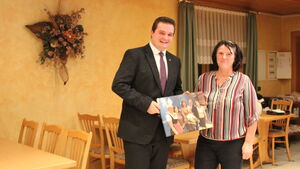 Geschenkübergabe an die Wirtin