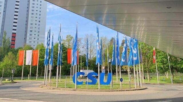 Fahnenschmuck am Messezentrum Nürnberg #csupt23