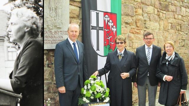 v.l.: Dr. Maria Probst (Archiv Kirchner), CSU-Ortsvorsitzender Detlef Heim, Tochter Stefanie Pfeiffer, Bürgermeister Armin Warmuth und Tochter Barbara Probst (Foto Ehling)
