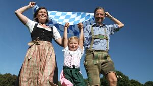 Bayerische Familie Familie in Tracht mit Bayernflagge