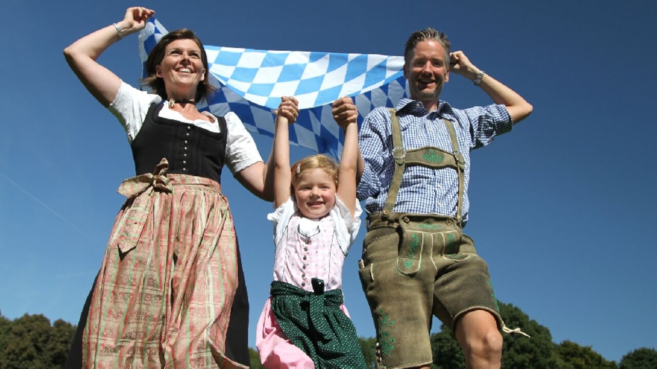 Familie in Tracht mit Bayernflagge