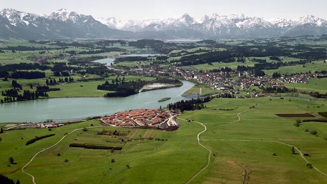 Ländlicher Raum Ländlicher Raum - Wiese, Wald und Berge im Hintergrund