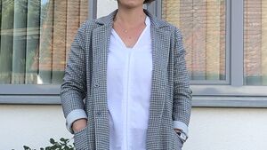 Margriet Kalb vor dem Rathaus