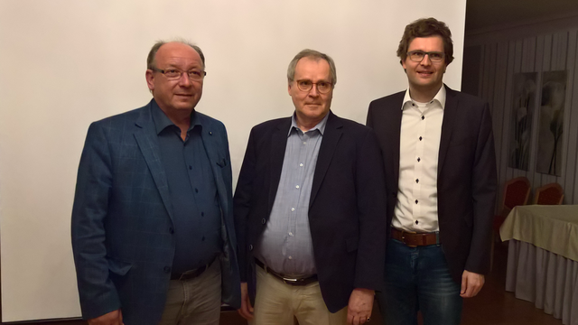Referent Richard Didyk von der Hanns-Seidel-Stiftung mit dem 3. Bürgermeister Hermann Wellner und CSU-Fraktionsvorsitzenden Paul Linsmaier