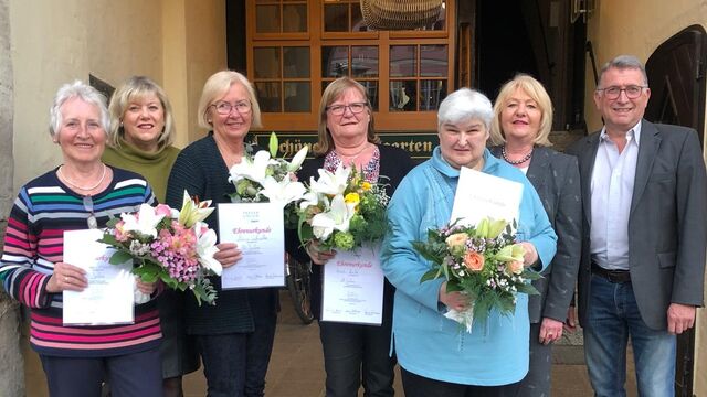 Gruppenbild Hanne Strunz, Kreis-Frauen-Unions-Vorsitzende Anita Dollinger, Maria Schneller, Ursula Amler, Helga Gunzelmann, Frauen-Unions-Vorsitzende Renate Gutmann, Stadtverbandsvorsitzender Klaus Drotziger