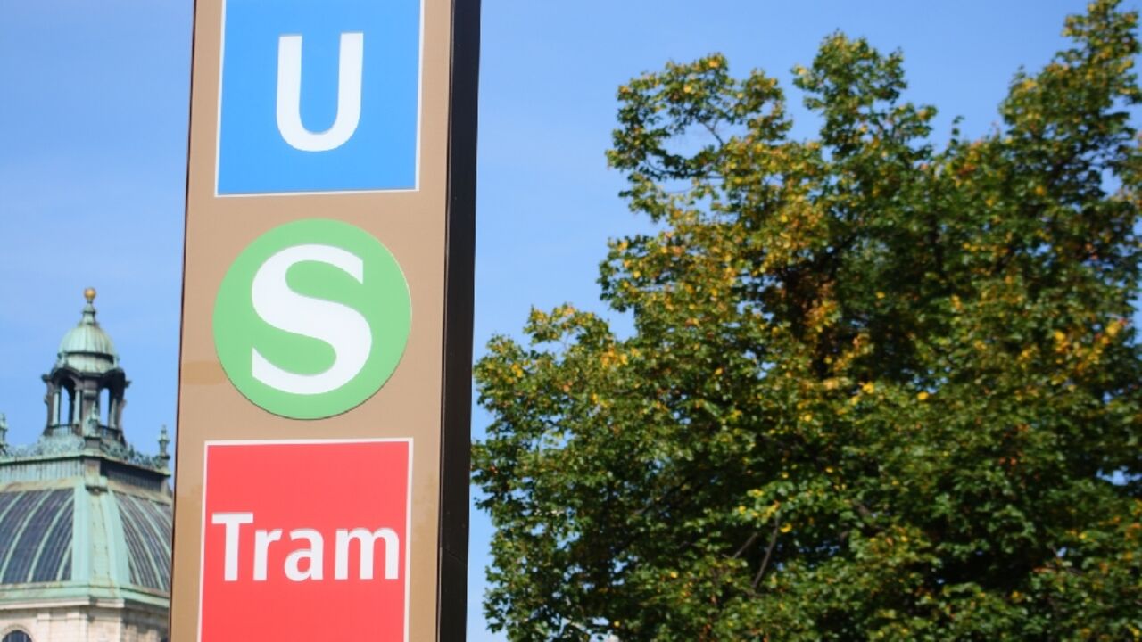 Hinweisschild öffentlicher Personennahverkehr