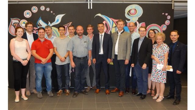 Der Arbeitskreis Schule, Bildung und Sport mit Vorsitzenden Roland Kufner (1.v.r.) informierte sich zusammen mit Bundestagskandidaten Thomas Erndl (6.v.r.) bei Direktor Markus Höß (7.v.r.) über das Kompetenzzentrum für Begabtenförderung