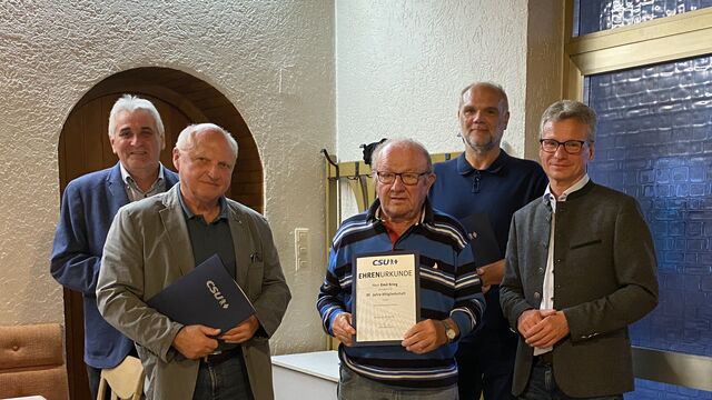 Von links: Wolfgang Paukner (Vorsitzender), Fritz Wudi, Emil Krieg, Dieter Roth, Bernd Sibler (Landrat) Ehrungen
