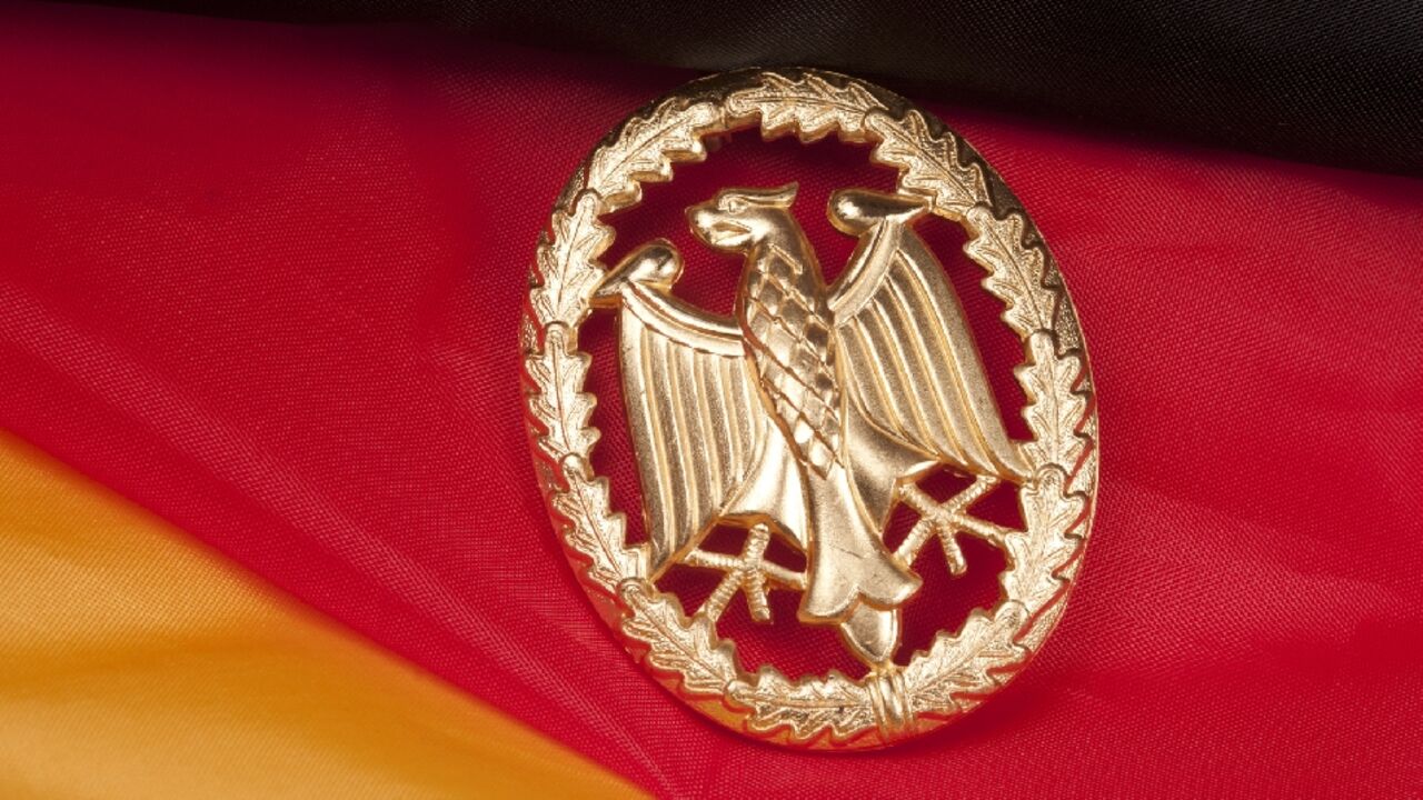 Bundesadler-Anstecknadel auf Deutschlandflagge