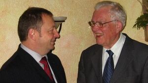 Ortshauptversammlung_2006-01 Thomas Bold gratulierte Altbürgermeister Karl Fell zu 50 Jahren Mitgliedschaft in der CSU.