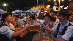 Gemeinschaft und Zusammenhalt Gemeinschaft und Zusammenhalt - Junge Leute im Biergarten