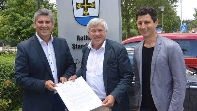 MdB Alois Karl überbrachte Bürgermeister Horst Kratzer (li) den Förderbescheid. Rechts Kämmerer Florian Beyer. Foto: Büro Alois Karl