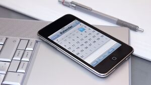 moderne Arbeitswelt Smartphone liegt auf Laptop