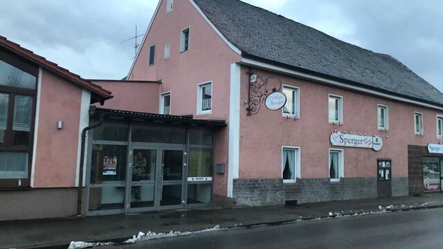 Kehrt in der derzeit geschlossene Gasthaus in der Ortsmitte bald wieder Leben ein? Kehrt in der derzeit geschlossene Gasthaus in der Ortsmitte bald wieder Leben ein?