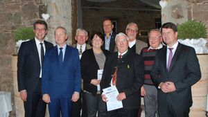 Markus Blume (links) und Detlef Heim (2. von links) sowie Sandro Kirchner (rechts) dankten der Trägern der Goldenen Ehrennadel für die erwiesene Treue (von links) Karl Heilmann, Hildegard Sommerfeld, Willy Volkert, Wolfgang Sommerfeld, Gerhard Hollweck und Eugen Weigand.