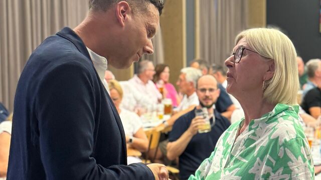 Die frühere Oberbürgermeisterin Gudrun Grieser gratuliert Oliver Schulte zur Nominierung