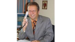 Toni Dutz telefoniert