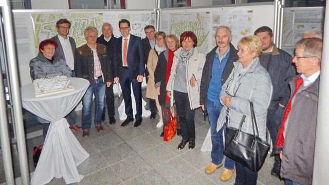 Die Deggendorfer CSU besichtigt zusammen mit Oberbürgermeister Dr. Christian Moser und Fraktionsvorsitzenden Paul Linsmaier die Ausstellung „Schachinger Gärten“ im Neuen Rathaus Die Deggendorfer CSU besichtigt zusammen mit Oberbürgermeister Dr. Christian Moser und Fraktionsvorsitzenden Paul Linsmaier die Ausstellung „Schachinger Gärten“ im Neuen Rathaus