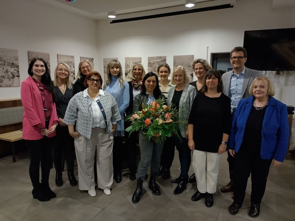 Die neue Vorstandschaft der Frauen-Union Deggendorf. v.l.: Julia Griesbauer, Julia Meindl, Sandra Münch, Dr. Ila Schnabel, Viktorija Schüssler, Bezirksrätin Renate Wasmeier, 1. Vorsitzende Petra Schwankl, Karolina Deutinger, Susanne Siedersberger, Kathrin Glasschröder, Petra Kust, CSU Ortsvorsitzender Paul Linsmaier, FU Kreisvorsitzende Margret Tuchen