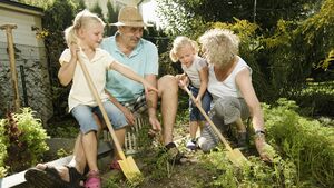 Familie - Großeltern und Enkelkinder Familie - Großeltern und Enkelkinder im Garten