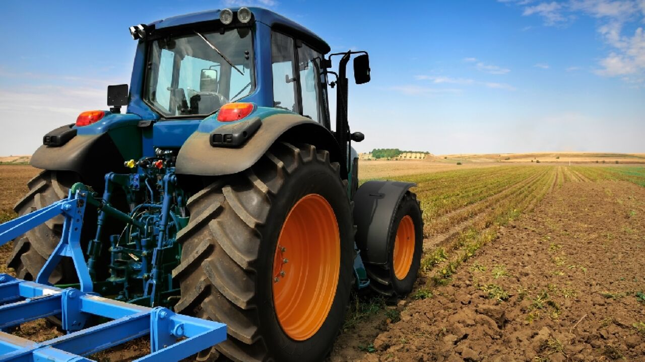 Traktor pflügt Feld