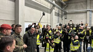 zahlreiche Reporter begleiteten den Besuch des Verteidiungsministers in Weiden