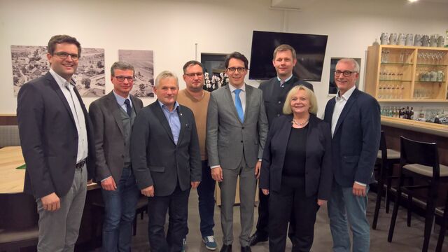 v.l. Fraktionsvorsitzender Paul Linsmaier, Staatssekretär Bernd Sibler, Franz Heigl, Christian Kilger, Stadtverbands-Vorsitzender Dr. Christian Moser, Bundestagsabgeordneter Thomas Erndl, Bezirksrätin Margret Tuchen und Thomas Bielmeier v.l. Fraktionsvorsitzender Paul Linsmaier, Staatssekretär Bernd Sibler, Franz Heigl, Christian Kilger, Stadtverbands-Vorsitzender Dr. Christian Moser, Bundestagsabgeordneter Thomas Erndl, Bezirksrätin Margret Tuchen und Thomas Bielmeier