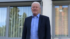 Georg Schmitt vor dem Rathaus