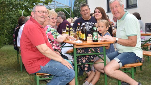 Auch in diesem Jahr veranstaltete der CSU-OV Röthenbach wieder sein alljährliches Grillfest im Garten des Kolpinghauses. Die beiden Stadträte Wolfgang Hellmann und Karl-Heinz Pröbster hatten im Vorfeld die Organisation übernommen und die Männer am Grill. Wolfgang Imolauer und Stadtrat Helmut Schmidt hatten alle Hände voll zu tun, um die Wünsche der Gäste nach den leckeren Grillspezialitäten zu erfüllen. Fraktionsvorsitzender Karl-Heinz Pröbster, der die Gäste in Vertretung des Ortsvorsitzenden Wolfgang Gottschalk begrüßte freute sich besonders, dass u. a. auch zahlreiche Vorsitzende der Vereine wie z. B. vom Singvereins Frohsinn, Hans Huger, und der Vorsitzende der Stadtkapelle Albrecht Greim zusammen mit ihren Gattinnen der Einladung der CSU gefolgt waren. Ebenso konnte er den Kreisbrandmeister Klaus Keim mit seiner Gattin begrüßen, die beide direkt von einem Besuch der Partnerstadt Bad Gleichenberg das Grillfest besuchten.