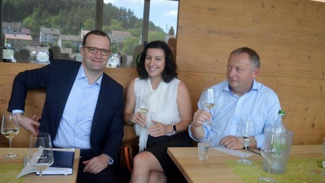 Der Parlamentarische Staatssekretär Jens Spahn, war nach Ramsthal gekommen. Mit dabei waren auch die Parlamentarische Staatssekretärin Dorothee Bär und Landrat Thomas Bold.
