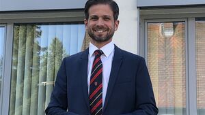Tobias Knoblach vor dem Rathaus