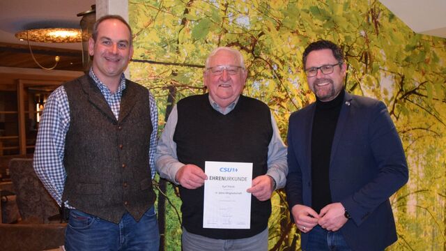 Das geehrte CSU-Mitglied mit der Dr. Stefan Enderlein und MdL Gerhard Hopp
